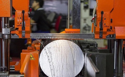 新建立式金属带锯床切削出现跑带故障解决方法！